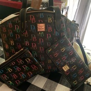 This listing is for the wristlet and wallet only, bag is not included